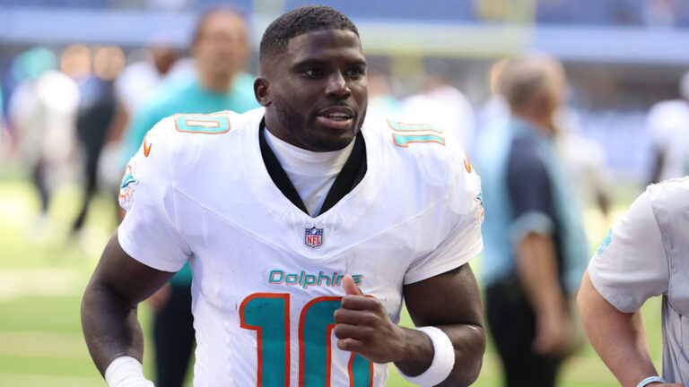 Tyreek Hill im Trikot der Miami Dolphins blickt während eines NFL-Spiels konzentriert auf das Spielfeld