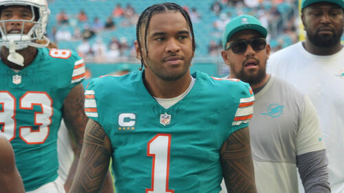 Tua Tagovailoa im Trikot der Miami Dolphins blickt nachdenklich über das Spielfeld