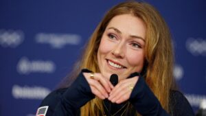 Mikaela Shiffrin konzentriert im Rennanzug des US-Skiteams bei den Olympischen Spielen