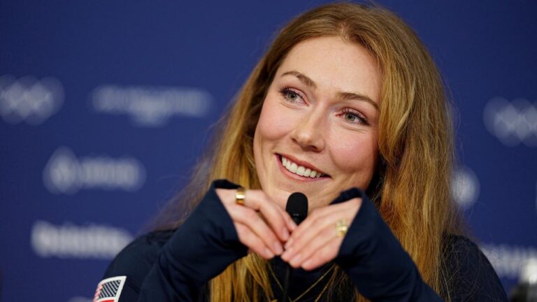 Mikaela Shiffrin konzentriert im Rennanzug des US-Skiteams bei den Olympischen Spielen