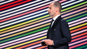 UEFA-Präsident Aleksander Ceferin hält eine Rede am Rednerpult während des Kongresses in Brüssel