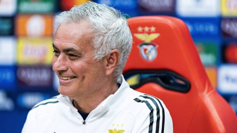 José Mourinho gestikuliert an der Seitenlinie während eines Spiels von Benfica Lissabon