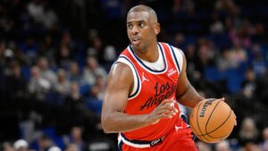 Chris Paul im Trikot der Golden State Warriors beim Dribbling, fokussierter Gesichtsausdruck