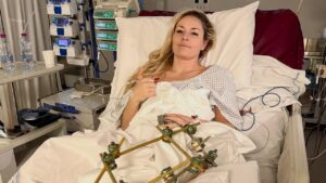 Skirennläuferin Lindsey Vonn in voller Rennmontur im Zielbereich einer Skipiste