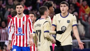 Hansi Flick steht mit ernster Miene an der Seitenlinie und gestikuliert Richtung Schiedsrichtergespann