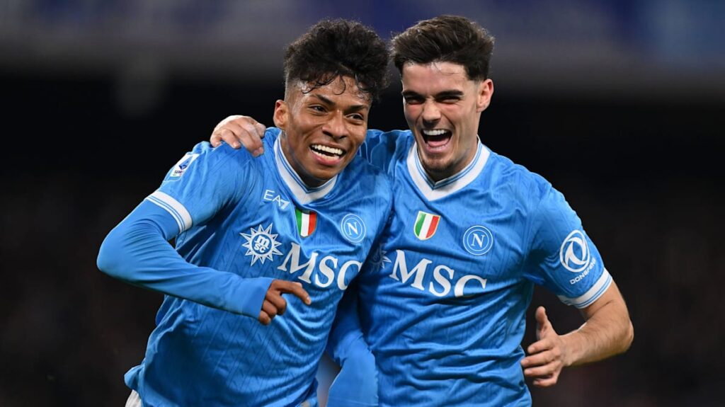 Donyell Malen jubelt nach seinem Treffer für die AS Rom, während Napoli-Spieler enttäuscht im Hintergrund stehen.