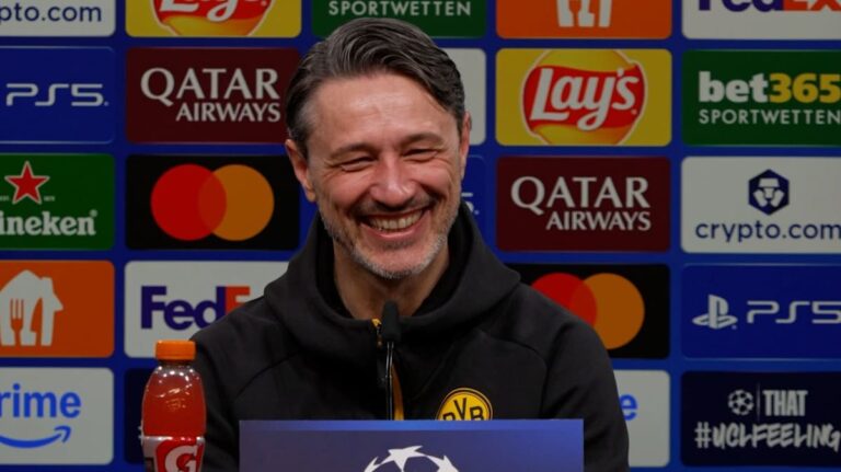 Niko Kovac lacht auf einer Pressekonferenz von Borussia Dortmund ins Mikrofon