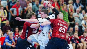 Spieler der SG Flensburg-Handewitt und des THW Kiel im intensiven Zweikampf beim Handball-Derby