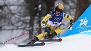 Die deutschen Skicrosser Florian Wilmsmann und Tim Hronek im Gespräch im Zielbereich der Olympischen Winterspiele 2026.