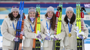 Océane Michelon jubelt im Zielbereich über ihre Goldmedaille im Biathlon-Massenstart bei Olympia 2026