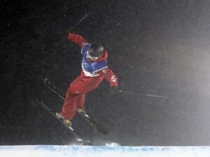 Megan Oldham beim Sprung während des Big-Air-Finales der Olympischen Winterspiele in Livigno