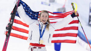 Mikaela Shiffrin jubelt emotional im Zielbereich nach ihrem Gold-Lauf im Slalom bei Olympia 2026