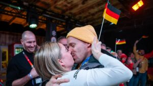 Christopher Grotheer und Jacqueline Pfeifer feiern ihre Bronze-Medaille bei Olympia 2026 im Zielbereich