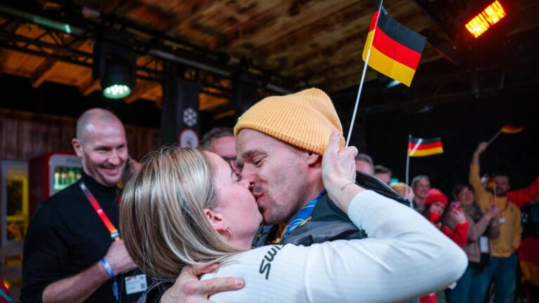 Christopher Grotheer und Jacqueline Pfeifer feiern ihre Bronze-Medaille bei Olympia 2026 im Zielbereich