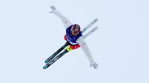 Wang Xindi jubelt über seinen Olympiasieg im Aerials-Wettbewerb