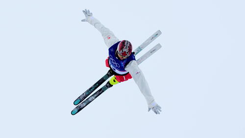 Wang Xindi jubelt über seinen Olympiasieg im Aerials-Wettbewerb