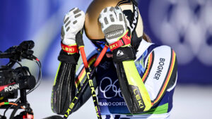 Ein enttäuschter deutscher Athlet im Zielbereich der Olympischen Winterspiele, symbolisch für die vielen vierten Plätze.
