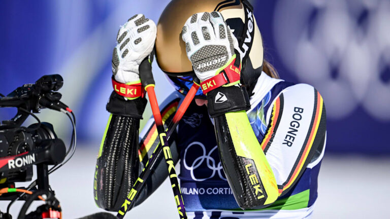 Ein enttäuschter deutscher Athlet im Zielbereich der Olympischen Winterspiele, symbolisch für die vielen vierten Plätze.