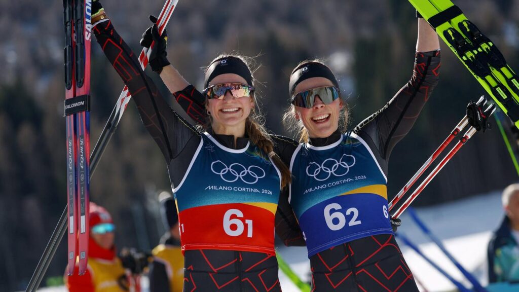 Coletta Rydzek und Laura Gimmler jubeln im Zielbereich über ihre Bronzemedaille im Langlauf-Teamsprint