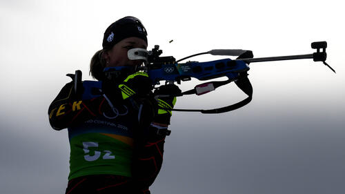 Franziska Preuß enttäuscht am Schießstand nach ihrer Strafrunde in der Biathlon-Staffel