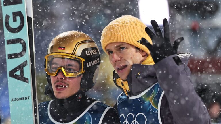 Philipp Raimund und Andreas Wellinger enttäuscht im Auslauf der Skisprungschanze in Predazzo