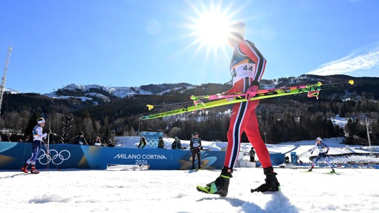 Johannes Hösflot Kläbo im norwegischen Rennanzug während eines Langlauf-Sprints