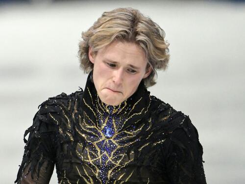 Ilia Malinin enttäuscht auf dem Eis nach seiner missglückten Kür bei Olympia