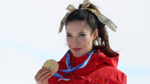 Eileen Gu jubelt nach ihrem Gold-Lauf in der Halfpipe bei den Olympischen Winterspielen
