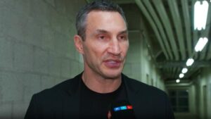 Wladimir Klitschko mit ernstem und besorgtem Gesichtsausdruck während einer Ansprache