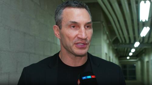 Wladimir Klitschko mit ernstem und besorgtem Gesichtsausdruck während einer Ansprache