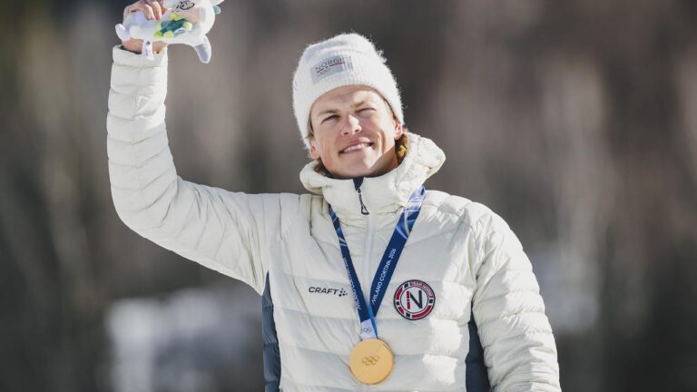 Johannes Klaebo jubelt im Zielbereich mit der norwegischen Flagge nach seinem historischen Sieg