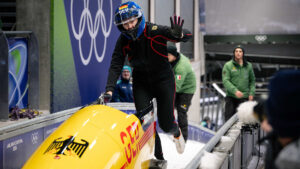 Laura Nolte konzentriert in ihrem Monobob im Eiskanal bei den Olympischen Winterspielen