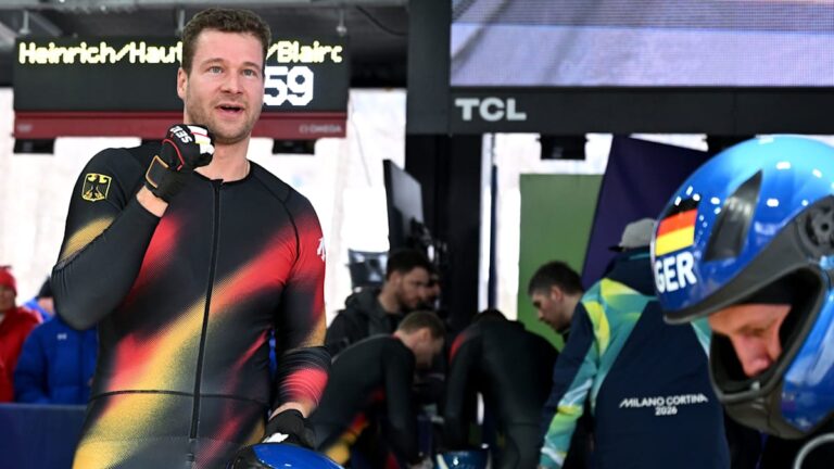 Johannes Lochner und seine Crew im Viererbob im Eiskanal von Cortina