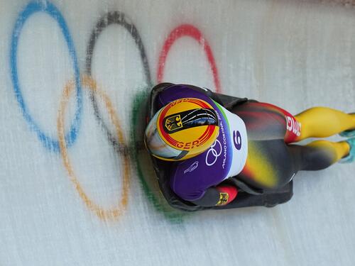 Deutsche Skeleton-Pilotin in voller Fahrt im Eiskanal von Cortina bei den Olympischen Spielen