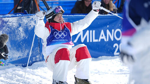 Mikael Kingsbury jubelt über seine Goldmedaille im Dual Moguls Freestyle Skiing bei Olympia