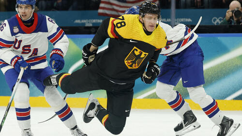 Nico Sturm im Trikot der deutschen Eishockey-Nationalmannschaft auf dem Eis