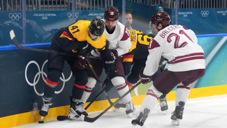 Enttäuschte deutsche Eishockey-Spieler um Leon Draisaitl nach der Niederlage gegen Lettland