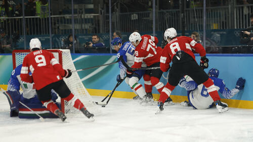 Die Schweizer Eishockey-Nationalmannschaft jubelt gemeinsam nach einem Torerfolg gegen Italien