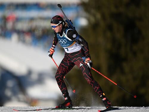 Franziska Preuß und Vanessa Voigt im deutschen Biathlon-Teamanzug in Antholz
