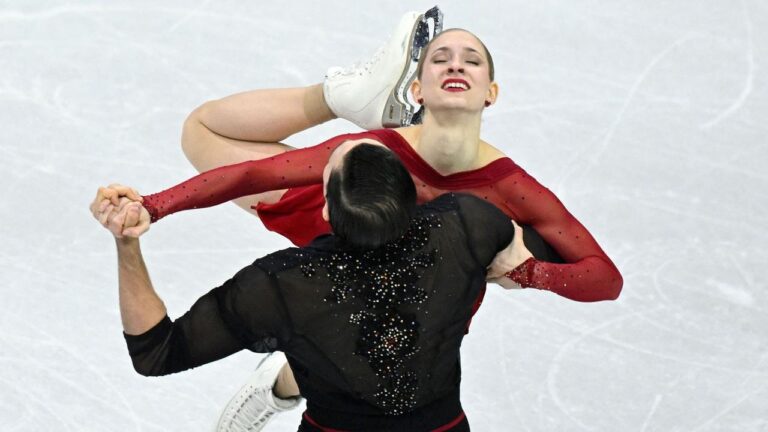 Minerva Fabienne Hase und Nikita Volodin jubeln nach ihrem fehlerfreien Kurzprogramm bei Olympia 2026
