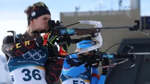 Quentin Fillon Maillet jubelt im Zielbereich von Antholz über seine Goldmedaille im Biathlon-Sprint
