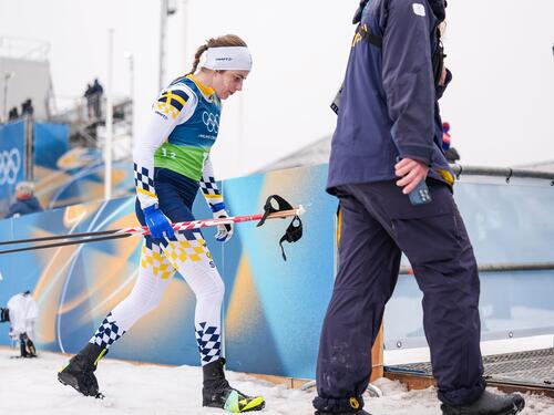 Langläuferin Ebba Andersson kämpft sich im Schnee voran.
