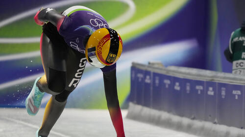 Die deutschen Skeleton-Pilotinnen Susanne Kreher und Jacqueline Pfeifer jubeln mit Fahnen im Zielbereich