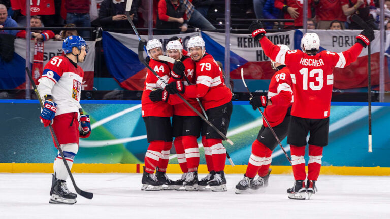 Dean Kukan jubelt mit seinen Schweizer Teamkollegen nach dem Siegtreffer gegen Tschechien