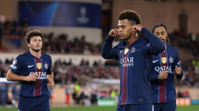 Désiré Doué jubelt im Trikot von Paris St. Germain nach seinem Treffer gegen AS Monaco