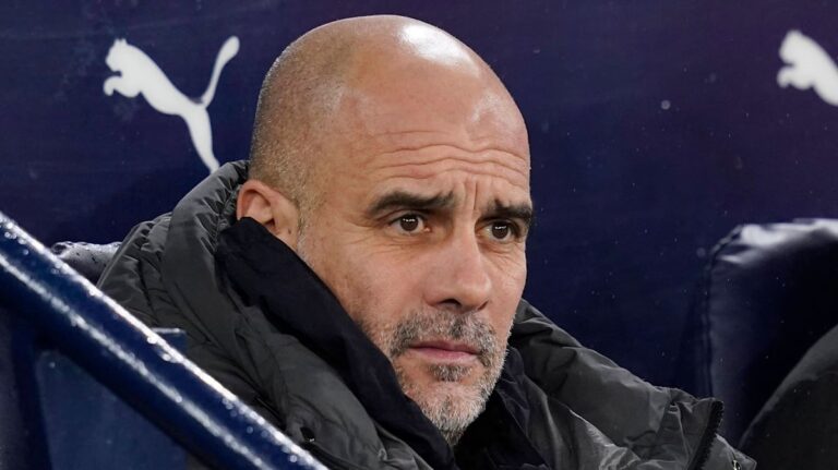 Pep Guardiola von Manchester City gestikuliert nachdenklich in seiner Coaching-Zone