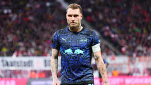 David Raum von RB Leipzig gestikuliert unzufrieden auf dem Spielfeld während eines Bundesliga-Spiels