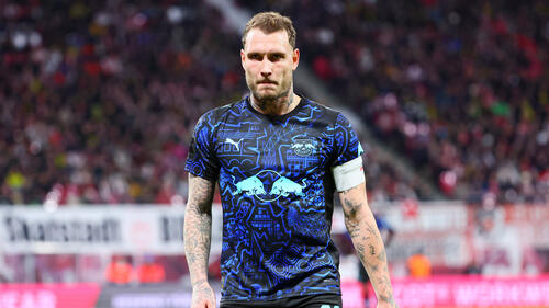 David Raum von RB Leipzig gestikuliert unzufrieden auf dem Spielfeld während eines Bundesliga-Spiels