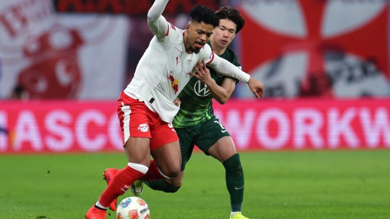 Brajan Gruda von RB Leipzig im Zweikampf mit einem Wolfsburger Verteidiger während des Bundesliga-Spiels.