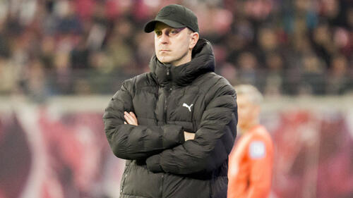 RB Leipzig Trainer Ole Werner mit nachdenklichem Blick an der Seitenlinie während eines Spiels